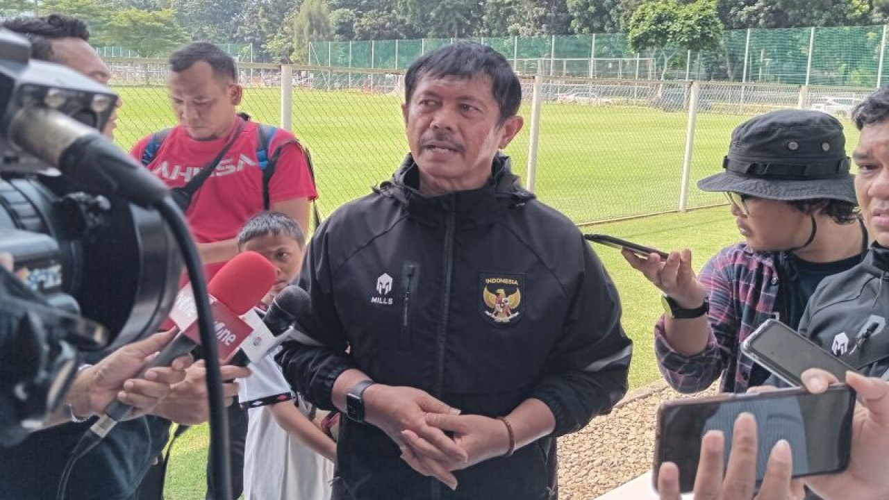 Pelatih Indra Sjafri menjawab pertanyaan pewarta di lapangan latihan B Gelora Bung Karno, Jakarta, Senin (24/4/2023). (ANTARA/RAUF ADIPATI)