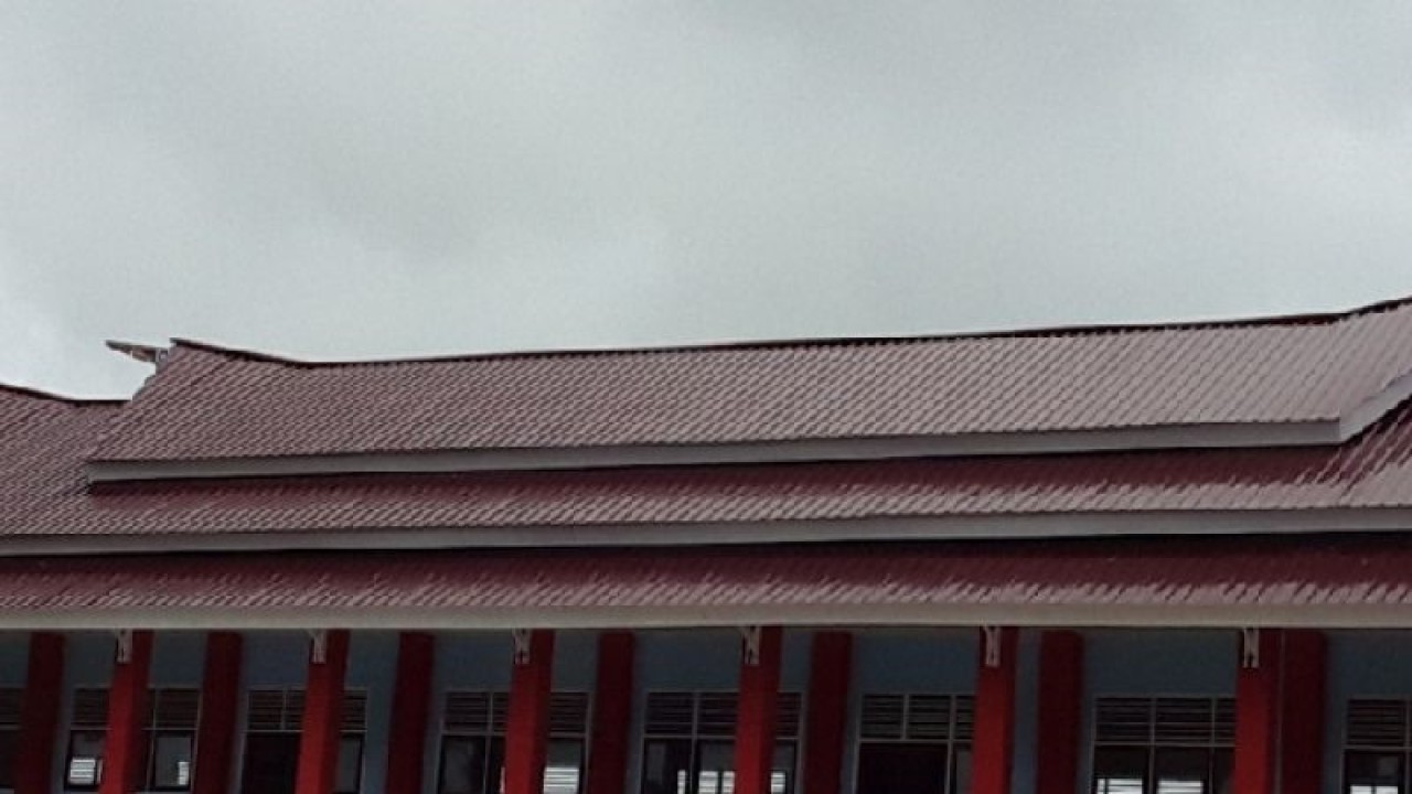 Gedung baru SMP YPK 1 Ridge Biak berlantai dua yang diresmikan Bupati Herrt Ario Naap, Selasa (11/4/2023). ANTARA/Muhsidin