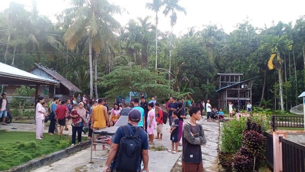 Warga keluar rumah untuk menghindari reruntuhan akibat gempa berkekuatan magnitudo (M) 6,2 terjadi di wilayah Kabupaten Kepulauan Mentawai, Sumatera Barat, Minggu (11/9/2022). ANTARA/HO-BNPB/am.