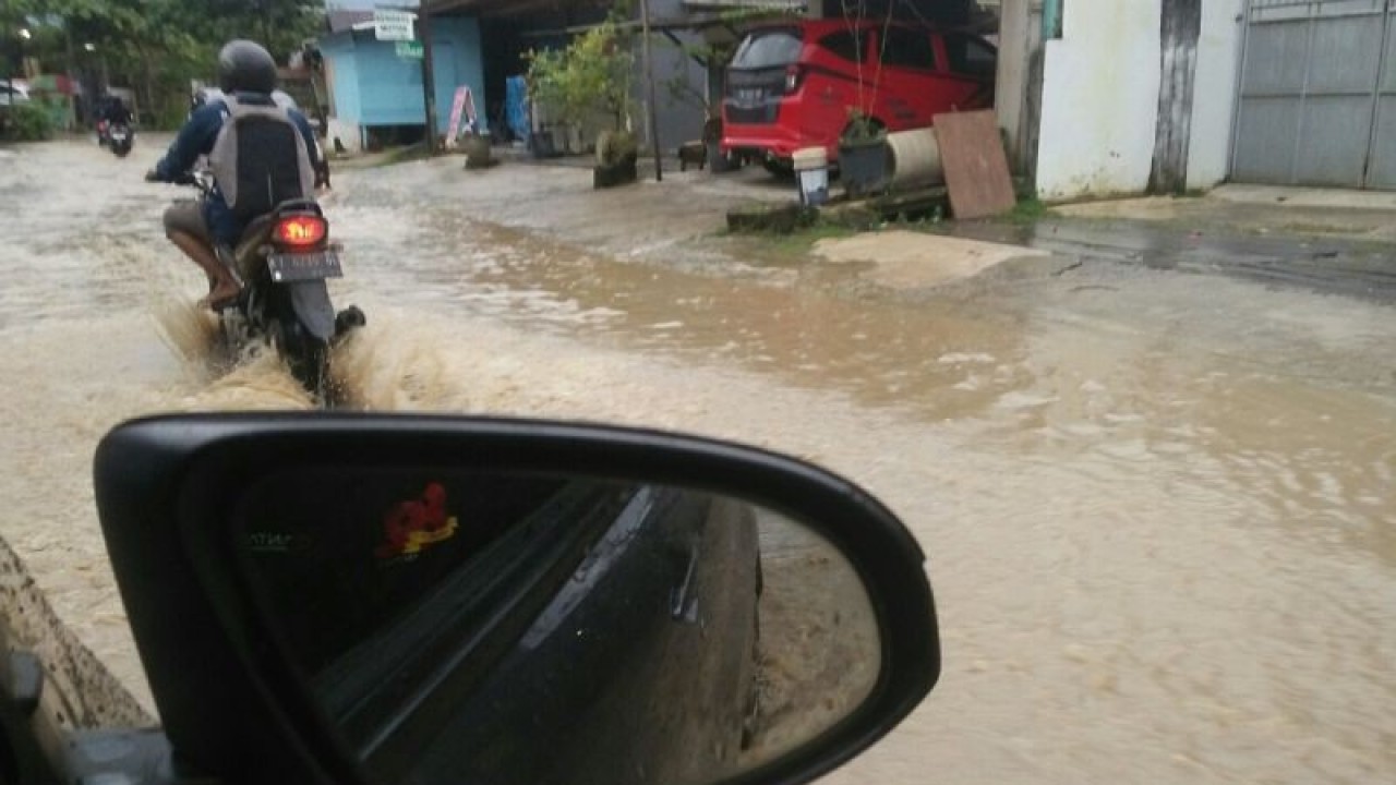 Genangan air akibat hujan deras.ANTARA/Bernadus Tokan