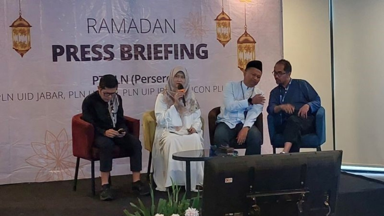 General Manager PLN UID Jawa Barat Susiana Mutia (tengah). (ANTARA/Ajat Sudrajat)