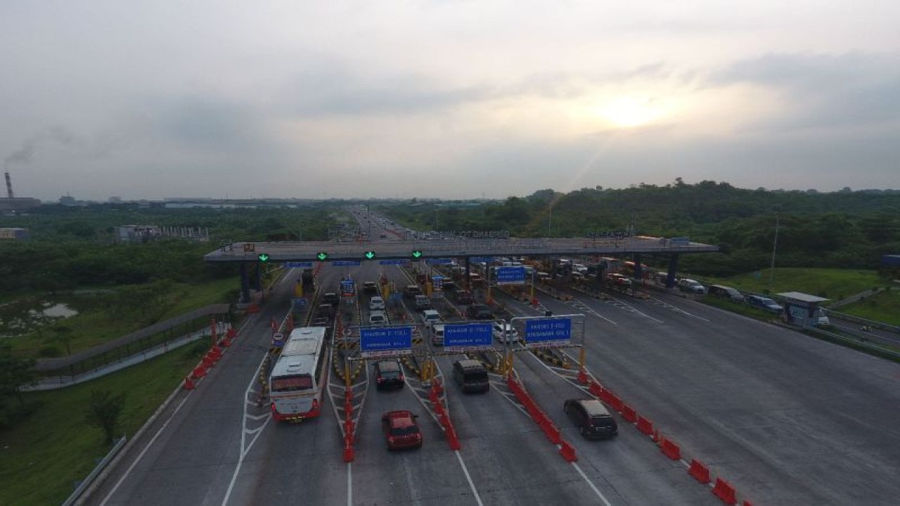 Sejumlah kendaraan hendak memasuki Gerbang Tol Warugunung menuju Kota Surabaya. (ANTARA/HO-PT Jasamarga Transjawa Tol)