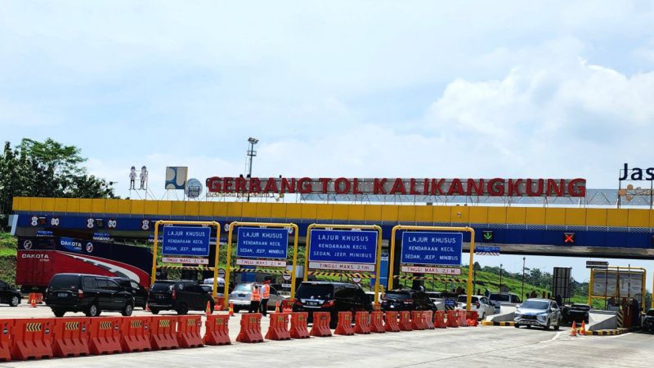 Situasi Gerbang Tol Kalikangkung Semarang, Jawa Tengah, Sabtu (15/4/2022). ANTARA/I.C. Senjaya