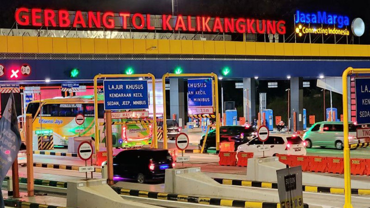 Suasana gerbang Tol Kalikangkung Semarang pada Kamis (27/4) malam. (ANTARA/I.C. Senjaya)