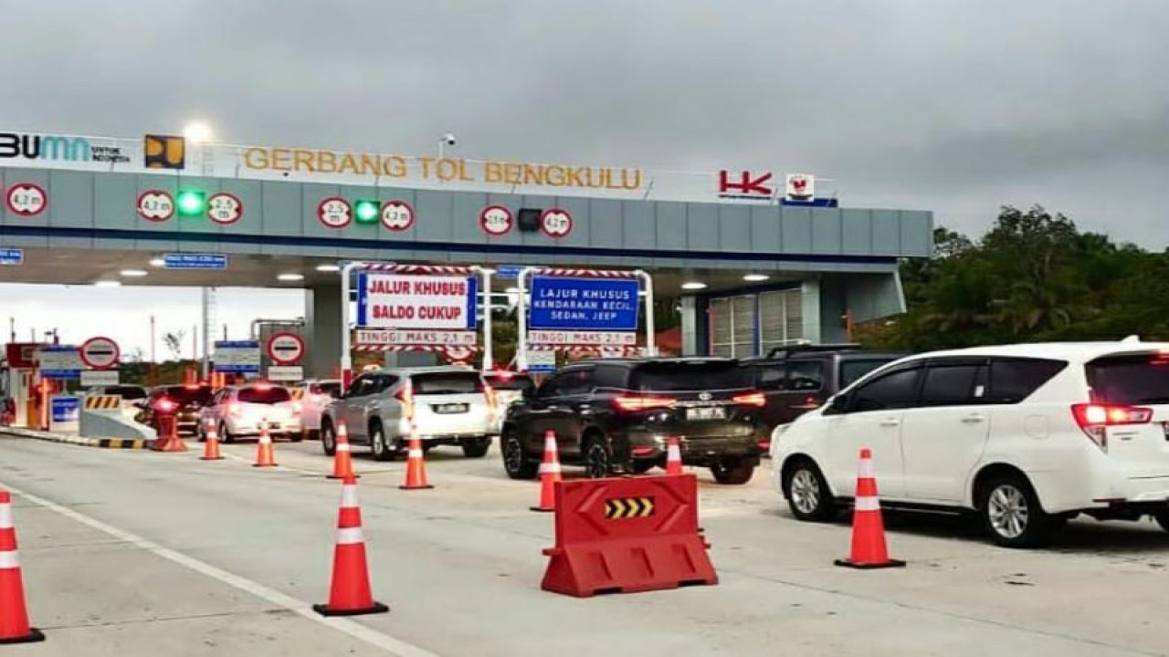 Suasana arus lalu lintas kendaraan di Gerbang Tol Bengkulu. ANTARA/HO-Hutama Karya