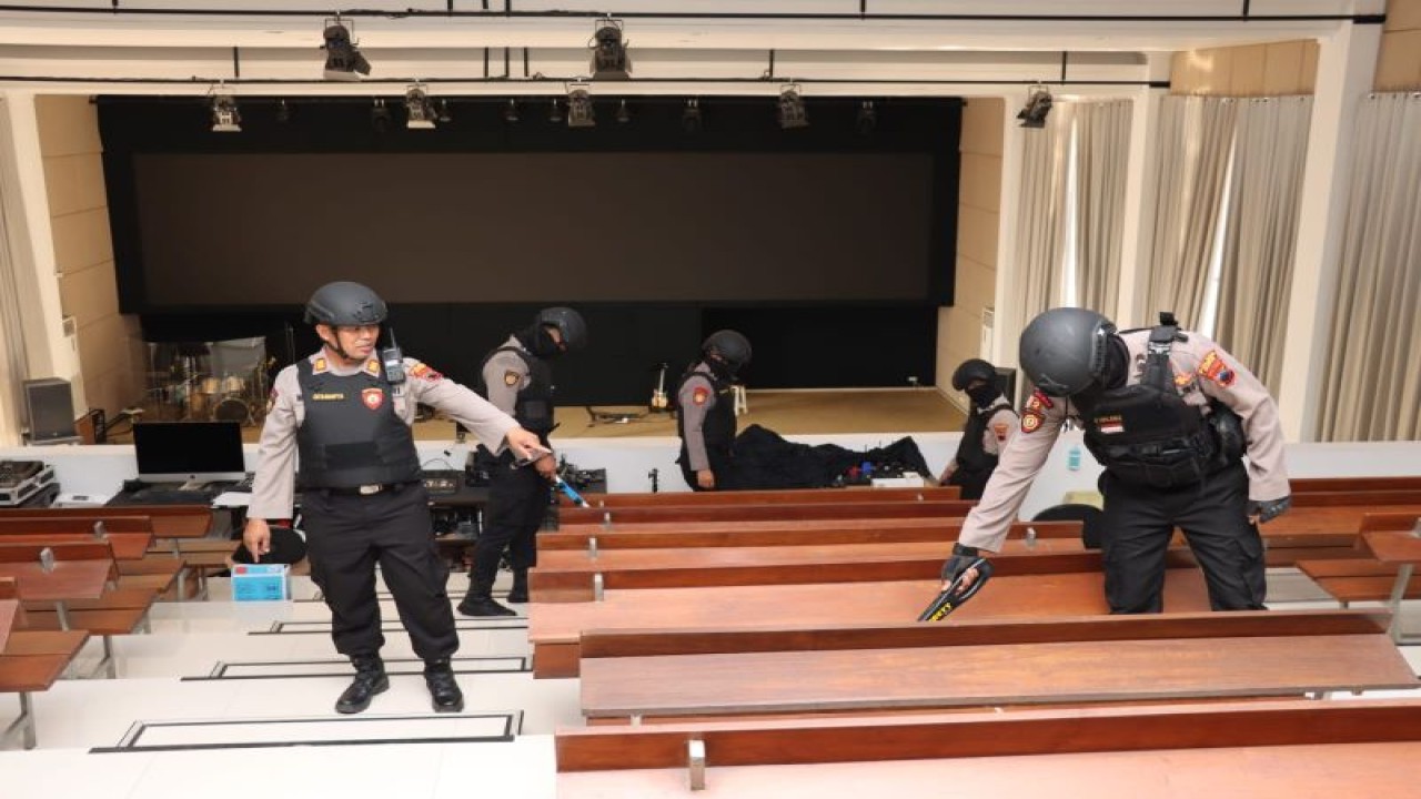 Kepolisian Resor Kudus, Jawa Tengah, melakukan sterilisasi Gereja ST Yohanes Evangelista di Jalan Sunan Kudus guna mengantisipasi kemungkinan adanya aksi teror menjelang perayaan Jumat Agung Wafat Isa Almasih, Kamis (6/4/2023). (ANTARA/HO-Polisi Kudus.)
