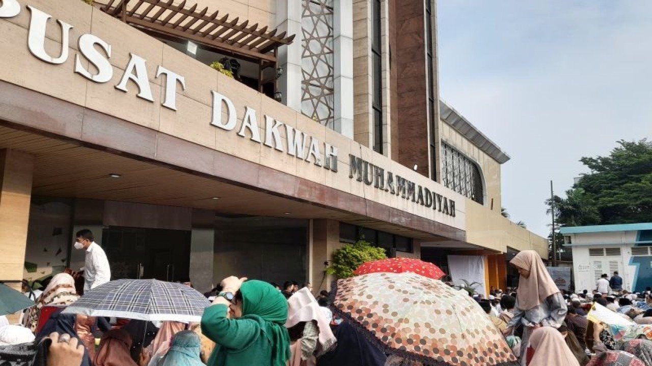 Beberapa jamaah memakai payung saat mengikuti ceramah shalat Idul Fitri di Gedung PP Muhammadiyah pada Jumat (21/4/2023). (ANTARA/Lintang Budiyanti Prameswari)