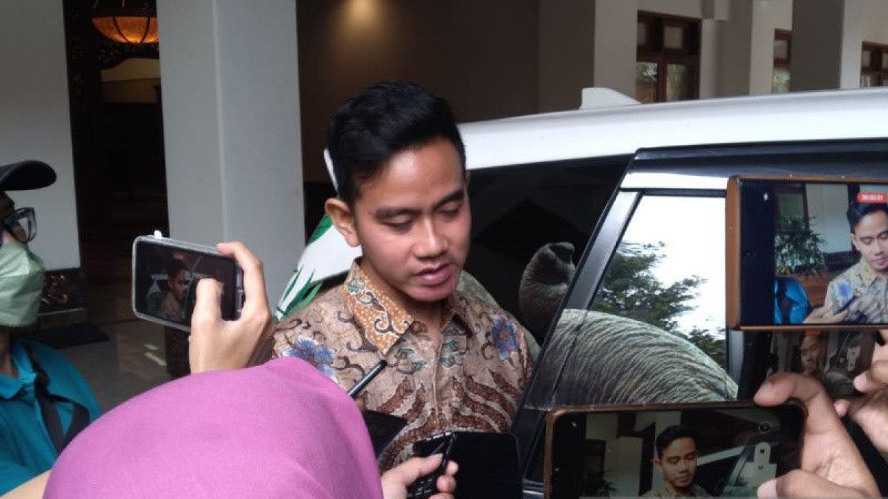 Wali Kota Surakarta Gibran Rakabuming Raka saat memberikan keterangan kepada wartawan, di Solo, Selasa (11/4/2023). ANTARA/Aris Wasita