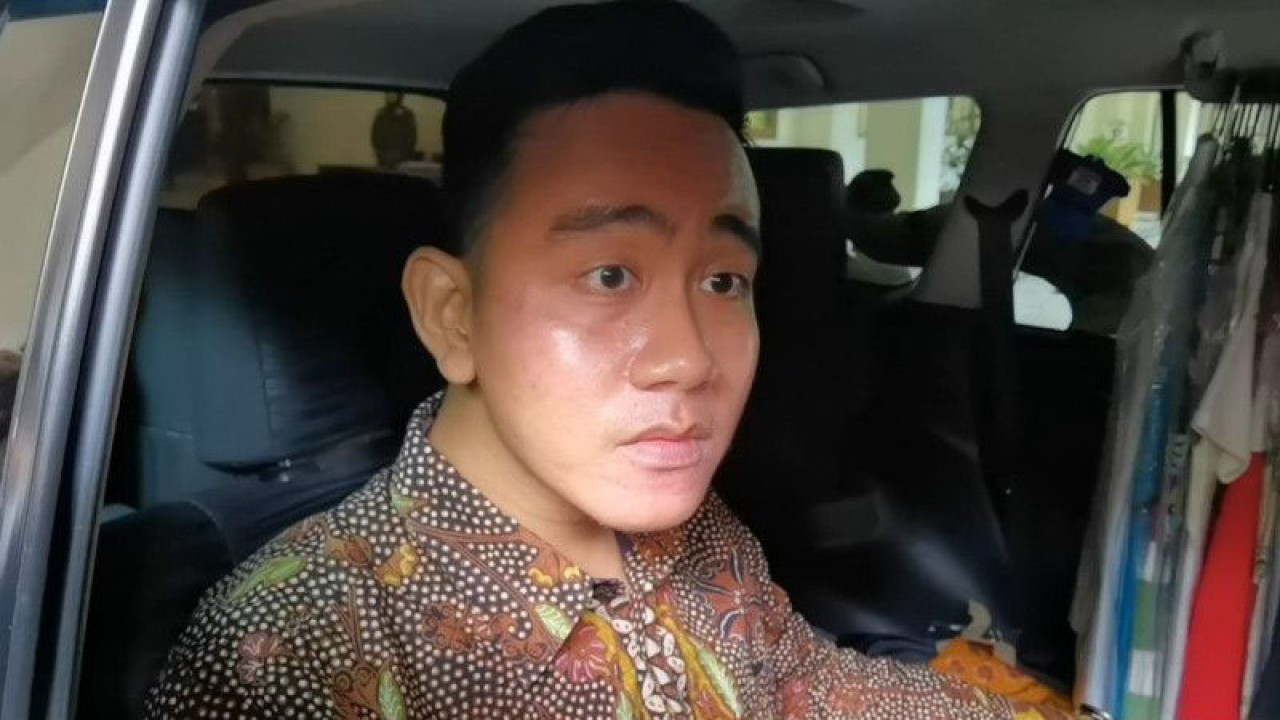 Wali Kota Surakarta Gibran Rakabuming Raka saat akan berangkat ke Semarang, Senin (3/4/2023). ANTARA/Aris Wasita