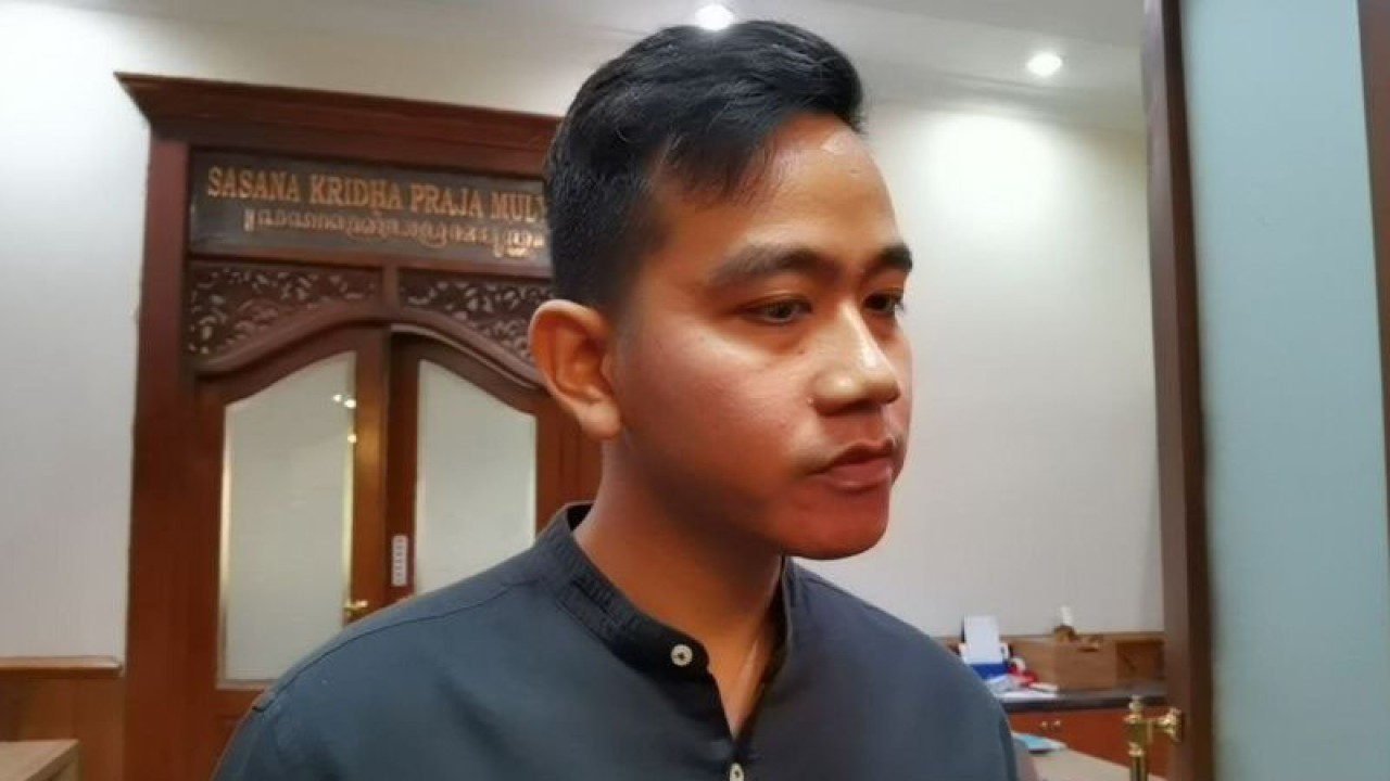 Wali Kota Surakarta Gibran Rakabuming Raka saat memberikan keterangan kepada wartawan di Solo, Selasa (4/4/2023). ANTARA/Aris Wasita
