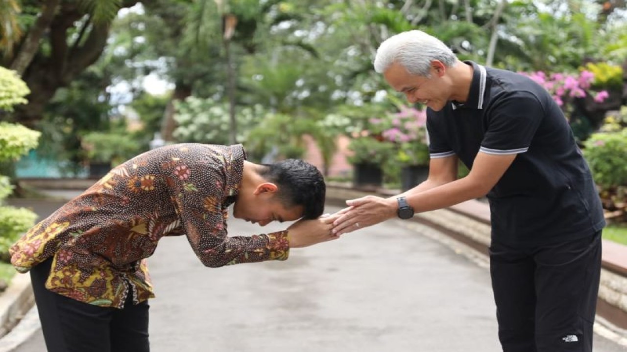 Wali Kota Surakarta Gibran Rakabuming Raka bertemu Gubernur Jawa Tengah Ganjar Pranowo di Rumah Dinas Gubernur Jateng, di Semarang, Senin (3/4/2023). ANTARA/HO-Humas Pemprov Jateng