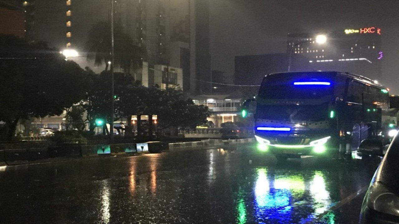Kendaraan bermotor dapat melintasi Jalan Gajah Mada arah Glodok, Tamansari, Jakarta Barat, Selasa (20/10/2020). ANTARA/ Devi Nindy