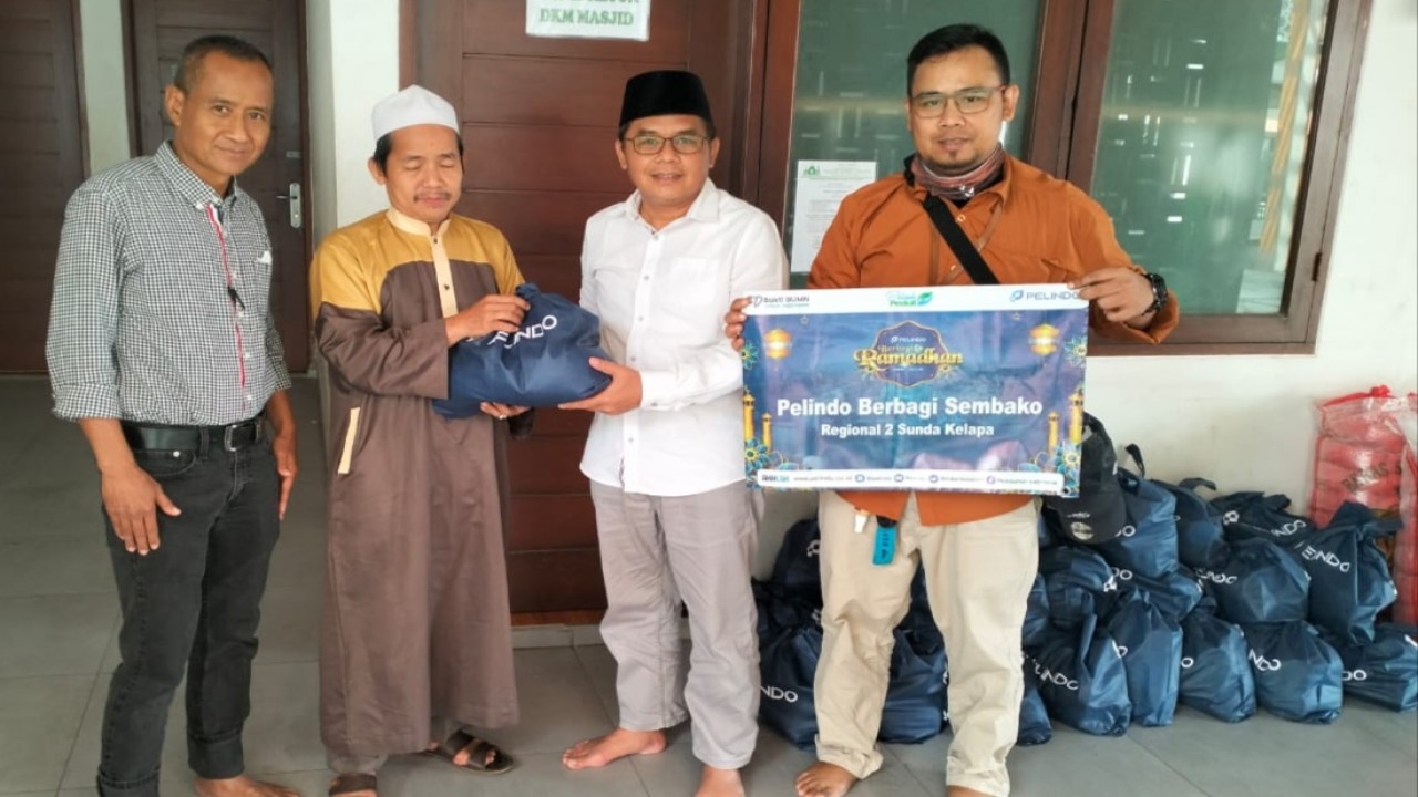 GM Pelindo Regional 2 Sunda Kelapa Agus Edi (kemeja putih) saat menyerahkan paket sembako ke pengurus masjid. (Net)