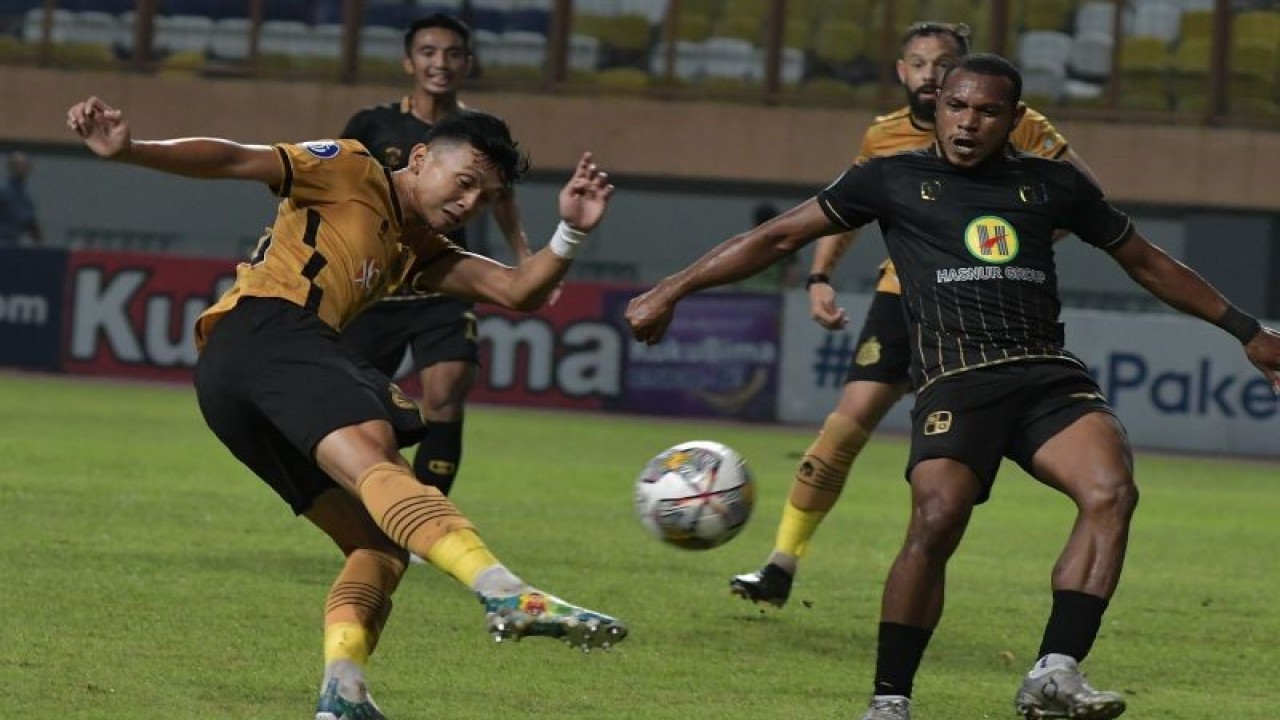 Pesepak bola Bhayangkara Fc Dandy Sulistyawan (kiri) menendang bola dengan dihadang pesepak bola PS Barito Putera FR Sokoy (kanan) pada pertandingan Liga 1 di Stadion Wibawa Mukti, Cikarang, Kabupaten Bekasi, Jawa Barat, Rabu (5/4/2023). ANTARA FOTO/ Fakhri Hermansyah (ANTARA FOTO/Fakhri Hermansyah)