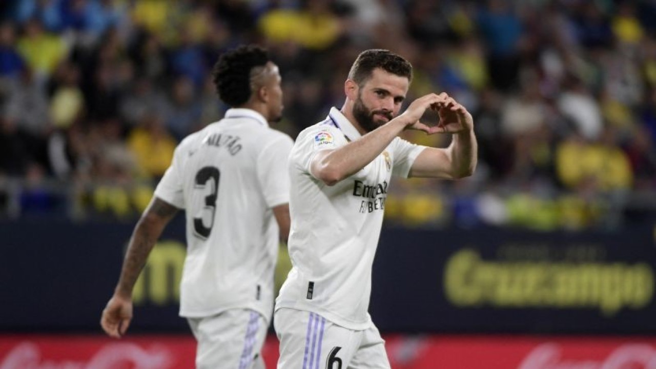 Nacho Fernandez (kanan) melakukans selebrasi setelah mencetak gol pertama Real Madrid dalam pertandingan Liga Spanyol lawan Cadiz CF di Nuevo Mirandilla stadium pada 16 April 2023. ANTARA/AFP/CRISTINA QUICLER