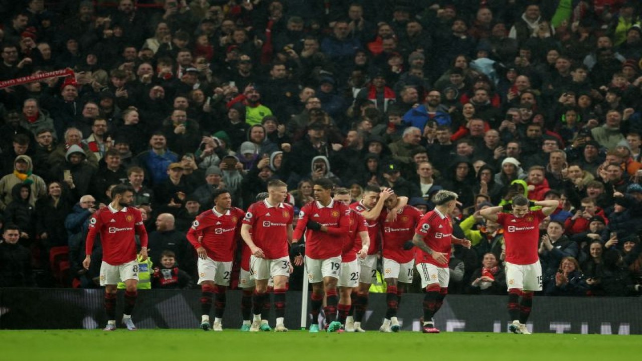 Para permain Manchester United merayakan gol Marcus Rashford dalam pertandingan Liga Premier Inggris melawan Brentford di Old Trafford pada 6 April 2023. ANTARA/REUTERS/PHIL NOBLE