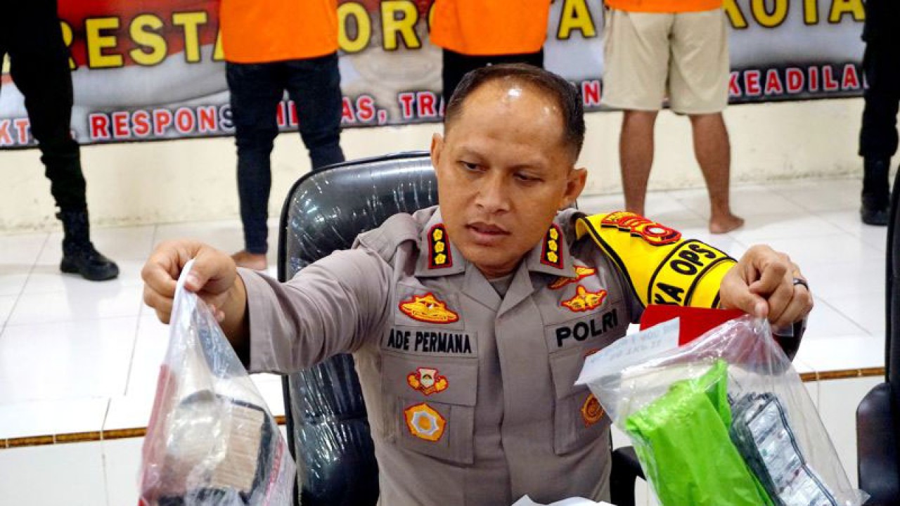 Kapolresta Gorontalo Kota Kombes Pol Ade Permana menunjukkan barang bukti obat keras di Polresta Gorontalo Kota, Kota Gorontalo, Gorontalo, Kamis (20/4/2023). ANTARA/Adiwinata Solihin.