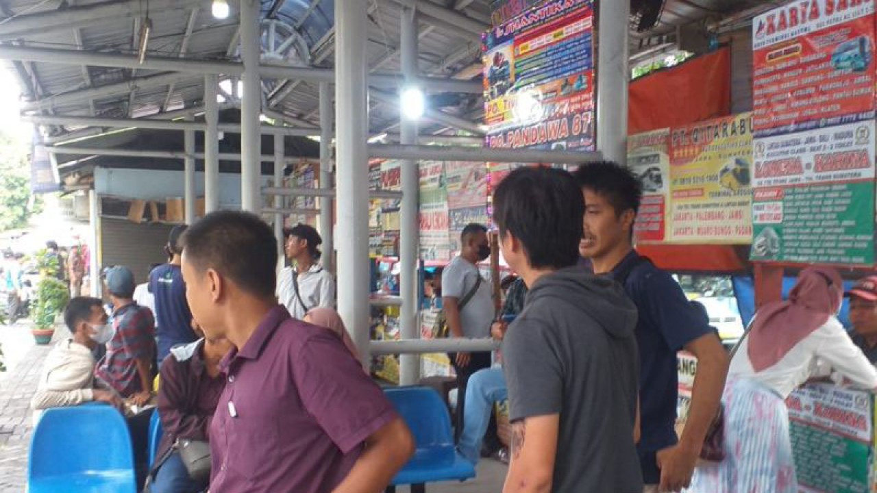 Suasana di Terminal Grogol, Jakarta Barat, (18/4/2023). ANTARA/Walda