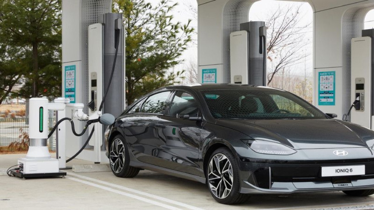 Automatic charging robot (ACR) atau robot pengisi daya baterai mobil listrik buatan Hyundai. (ANTARA/Hyundai)