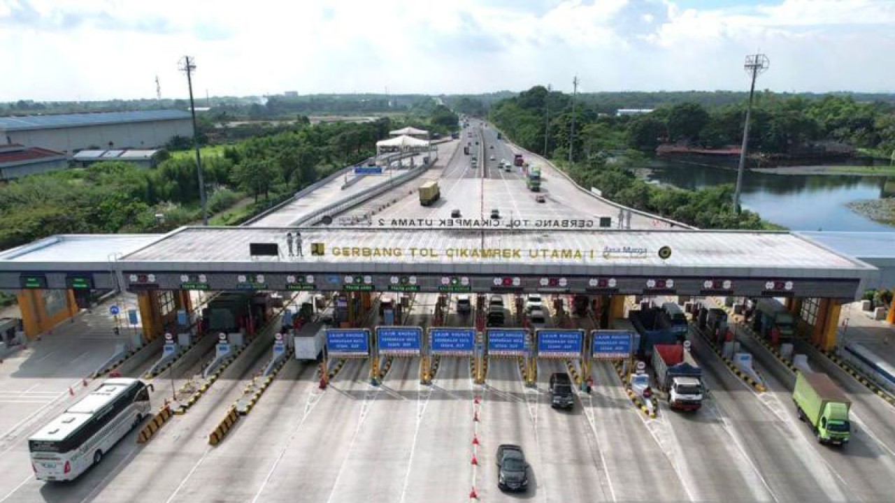 Foto udara pantauan lalu lintas yang melintasi Gerbang Tol (GT) Cikampek Utama pada H-8 Idul Fitri 1444 Hijriah. ANTARA/HO-Jasa Marga