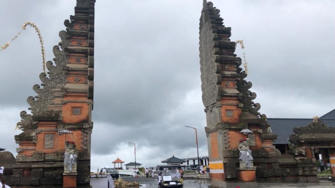 Kendaraan listrik disediakan bagi pengunjung di Pura Agung Besakih di Kabupaten Karangasem, Provinsi Bali. (ANTARA/Ni Putu Putri Muliantar