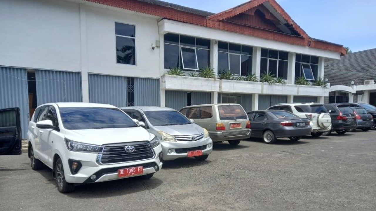 Beberapa mobil dinas di lingkup Pemprov Bengkulu, Senin (10/4/2023). Gubernur Bengkulu memperbolehkan ASN di lingkungan Provinsi Bengkulu menggunakan mobil dinas untuk mudik Lebaran 2023. FOTO ANTARA/Anggi Mayasari