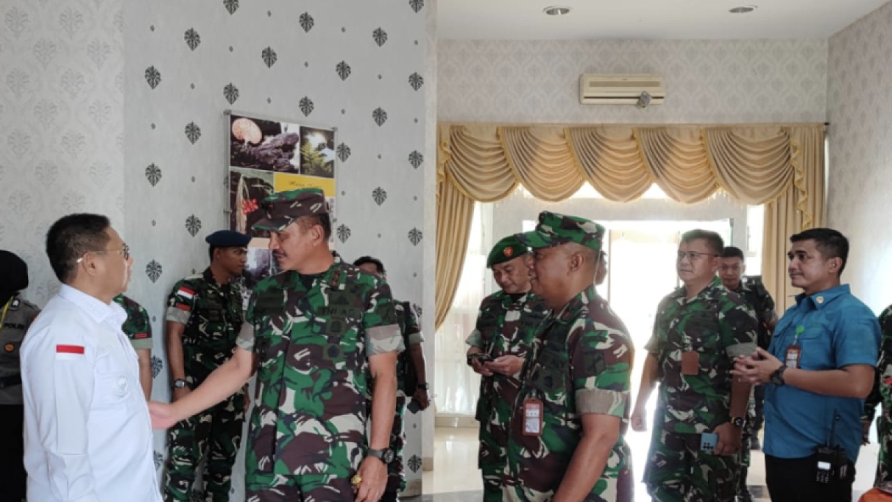 Penjabat Gubernur Gorontalo Hamka Hendra Noer (kiri) mengecek kesiapan penyambutan kunjungan Wakil Presiden RI Ma’ruf Amin di bandara Djalaluddin, Kabupaten Gorontalo, Rabu (12/4/2023). FOTO ANTARA/HO-Humas Pemprov Gorontalo