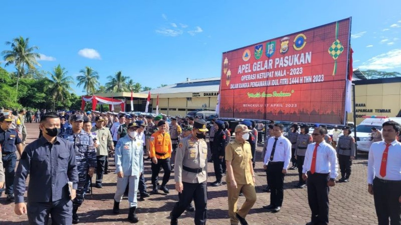 Gubernur dan Kapolda Bengkulu saat memantau pasukan pengamanan Idul Fitri 1444 Hijriah. ANTARA/Anggi Mayasari