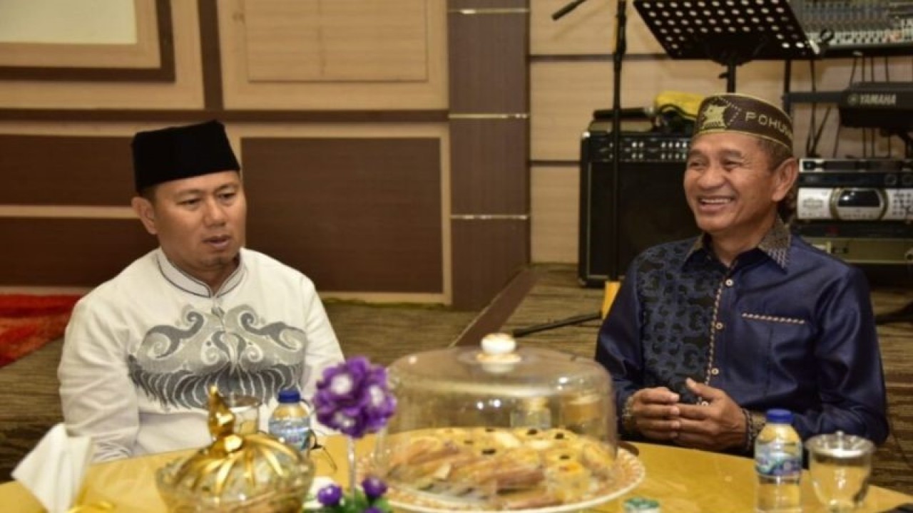 Gubernur Gorontalo Hamka Hendra Noer saat menggelar halalbihalal di rumah dinas jabatan pada momen perdana merayakan lebaran Idul Fitri 1444 Hijriah di Gorontalo. (ANTARA/HO-Diskominfotik)