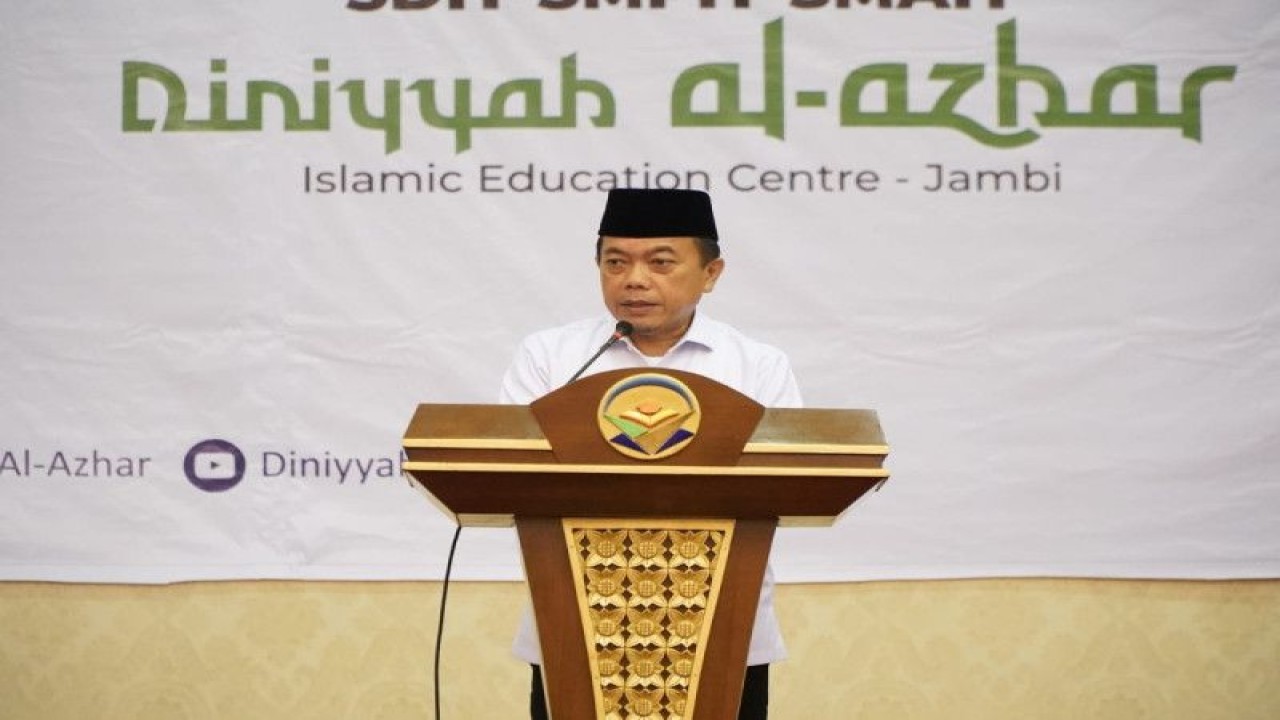 Gubernur Jambi Al Haris memberikan hadiah berupa umroh gratis kepada orang tua anak yang berhasil menghafal 30 juz Al Quran di Jambi, Senin (10/4/23).(ANTARA/HO).