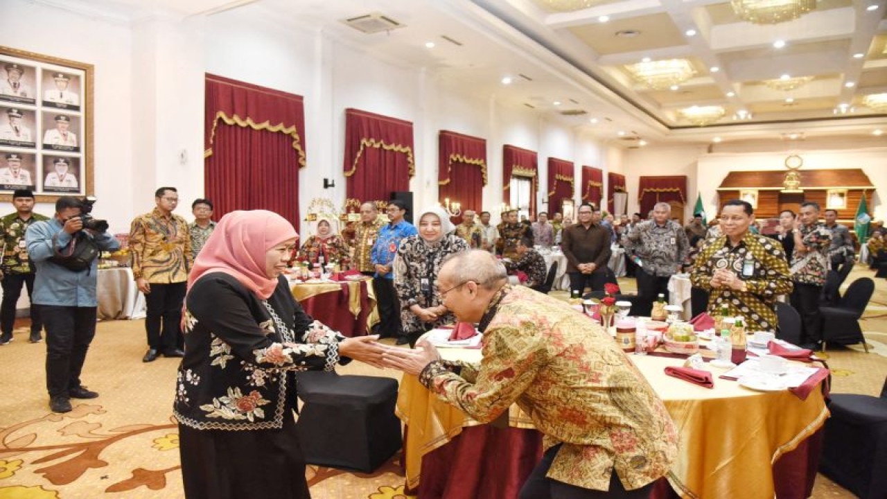Gubernur Jatim Khofifah Indar Parawansa bersilaturahim dengan jajaran Dinas ESDM dan segenap mitra di Gedung Negara Grahadi Surabaya, Kamis (27/4/2023). (ANTARA/HO-Biro Adpim Jatim)