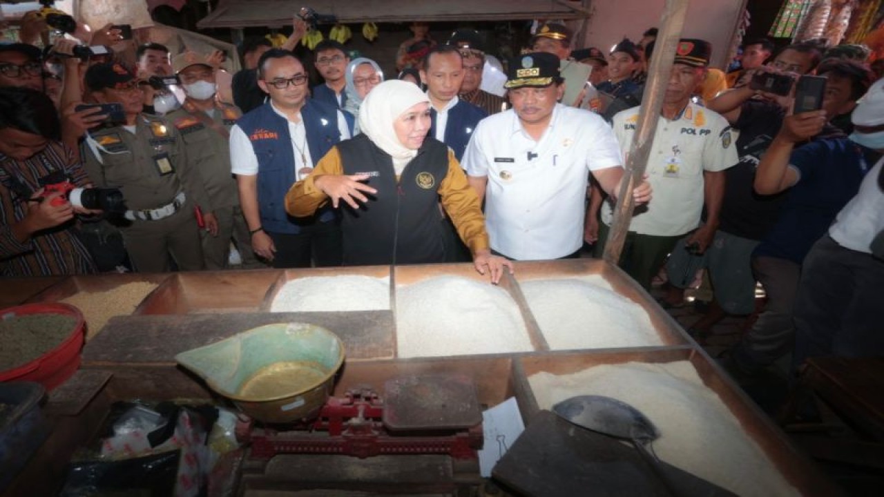 Gubernur Jatim Khofifah Indar Parawansa saat sidak di Pasar Wage, Kabupaten Nganjuk, Jawa Timur, Rabu (5/4/2023). ANTARA/ HO-Humas Pemprov Jatim