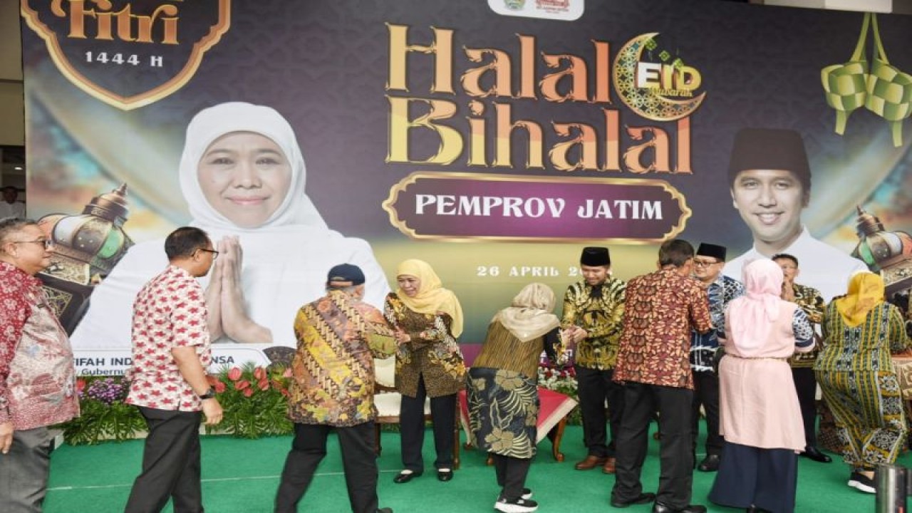 Gubernur Jatim Khofifah Indar Parawansa didampingi Wagub Emil Elestianto Dardak menggelar halal bi halal di hari pertama masuk kerja usai libur Idul Fitri di Surabaya, Rabu (26/4/2023). (ANTARA/HO-Biro Adpim Jatim)