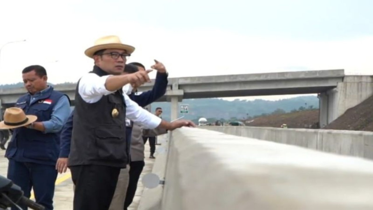 Gubernur Jawa Barat M Ridwan Kamil memantau kesiapan jalur mudik Lebaran 2023, di Jalan Tol Cileunyi-Sumedang-Dawuan (Cisumdawu), pada Senin (10/3/2023). (ANTARA/HO-Humas Pemda Jawa Barat)