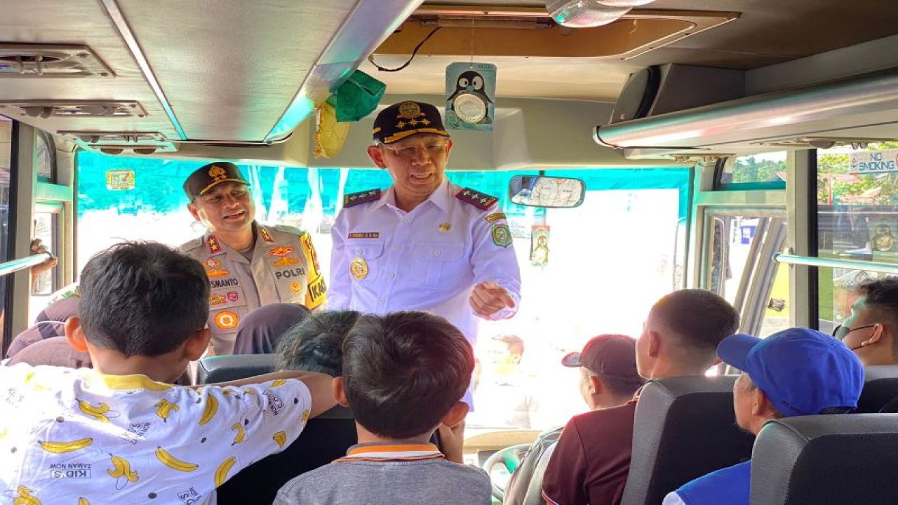 Gubernur Kalbar, Sutarmidji saat menyapa pemudik di dalam Bus Damri (ANTARA/Fiyya)