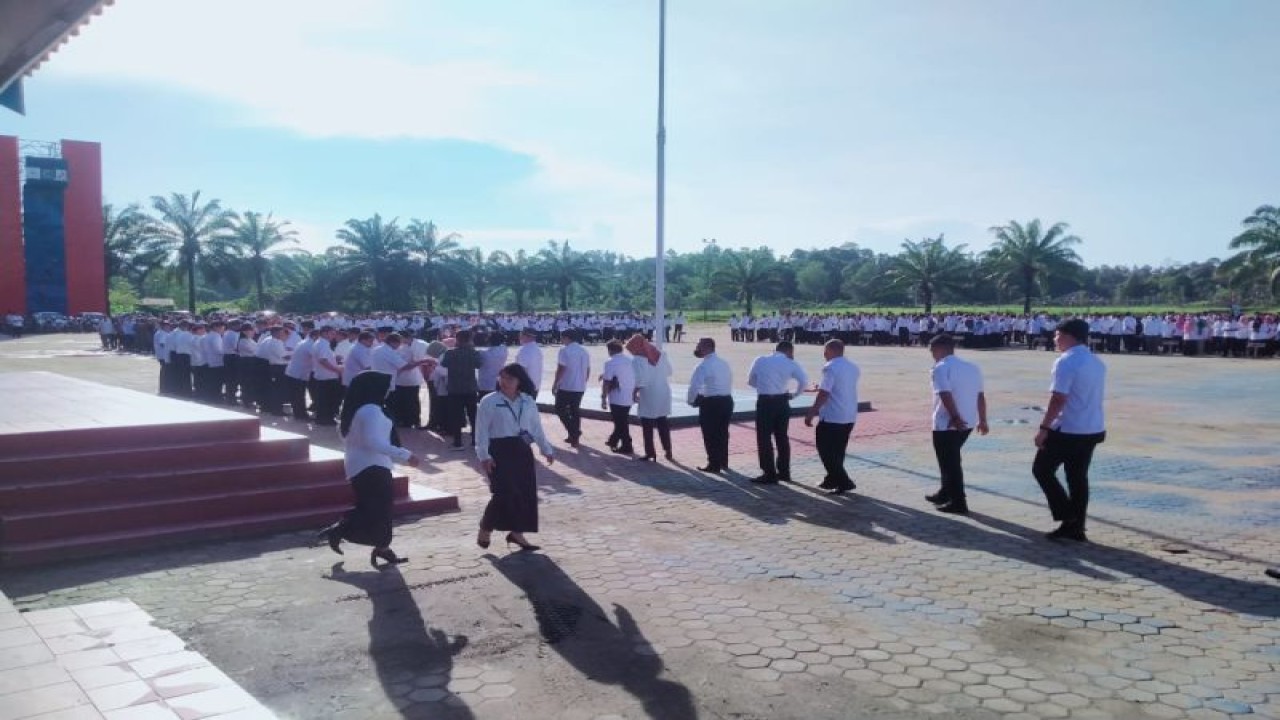 Aparatur Sipil Negara Pemprov Kalimantan Utara halalbihalal di Lapangan Agatis, Tanjung Selor, Bulungan, Kalimantan Utara, Rabu (26/4/2023). (ANTARA/Muh. Arfan)