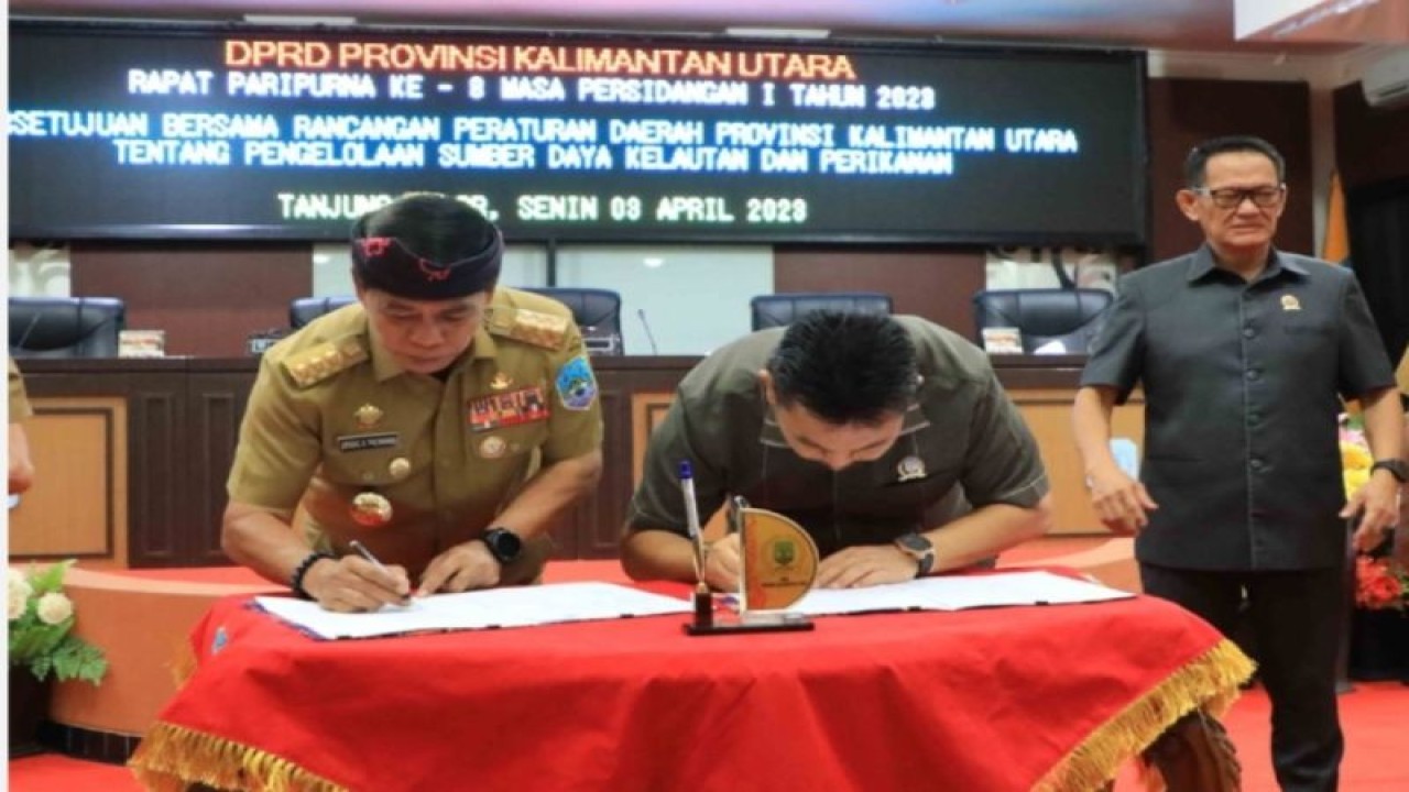 Gubernur Kalimantan Utara Zainal Arifin Paliwang menandatangani nota kesepahaman Rancangan Peraturan Daerah (Raperda) Provinsi Kaltara tentang Pengelolaan Sumber Daya Kelautan dan Perikanan di Tanjung Selor, Bulungan. ANTARA/HO-DKISP Provinsi Kaltara.