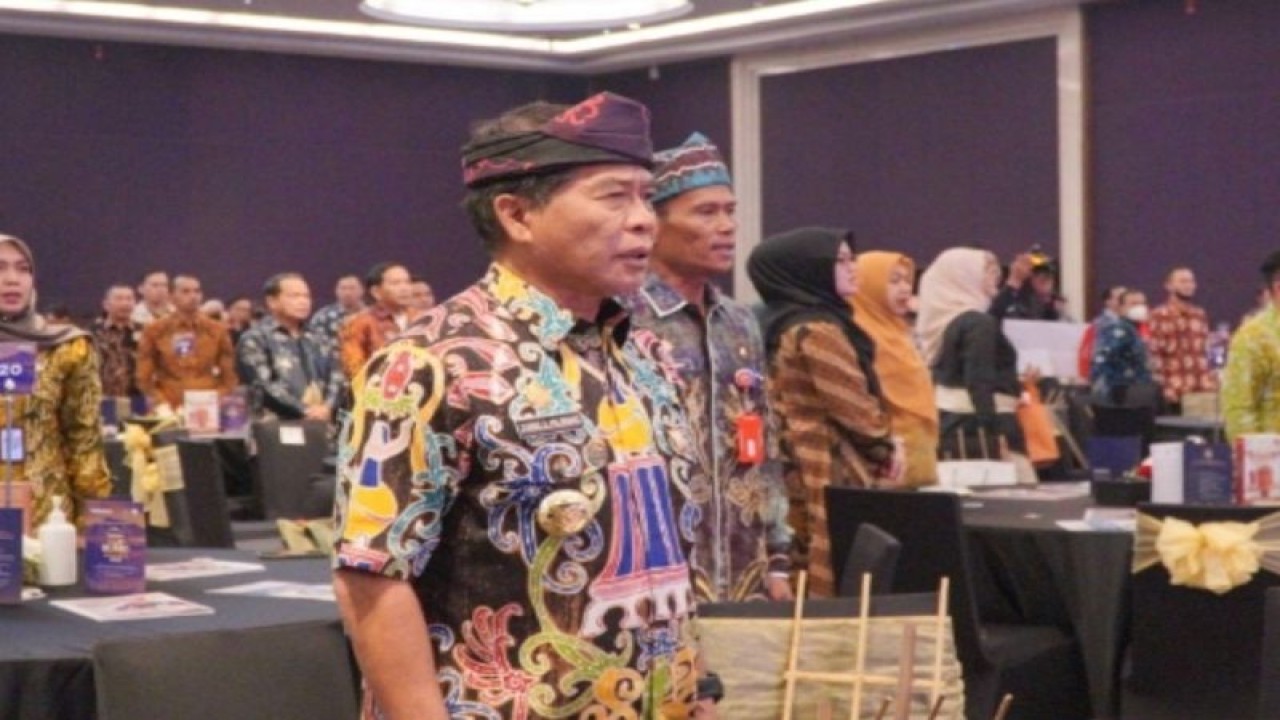 Gubernur Kalimantan Utara (Kaltara) Zainal Arifin Paliwang menerima penghargaan Top Pembina BUMD (Badan Usaha Milik Daerah) pada Ajang Penghargaan TOP BUMD Awards 2023 yang digelar oleh Majalah Top Business di Pelataran Ballroom Hotel Raffles, Jakarta, Rabu (5/2). ANTARA/HO-DKISP Provinsi Kaltara.
