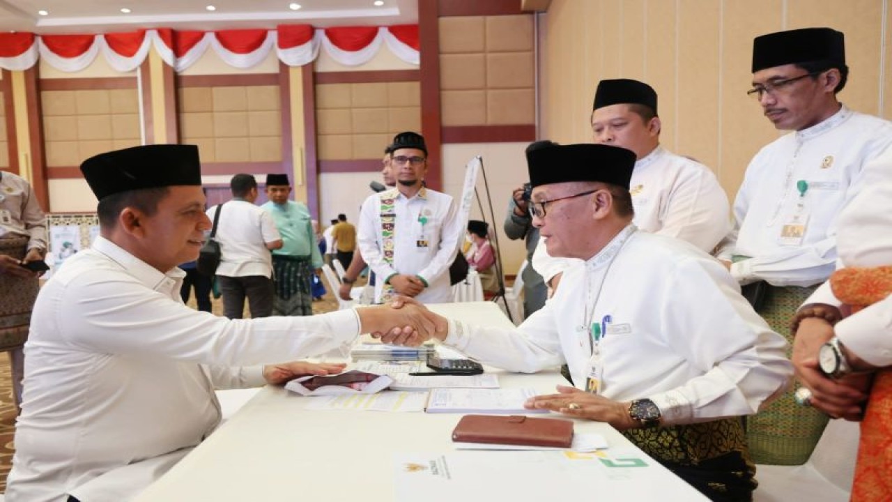 Gubernur Kepri Ansar Ahmad membayar zakat di Aula Wan Seri Beni, Pulau Dompak, Tanjungpinang, Jumat (14/4/2023). (ANTARA/HO-Humas Pemprov Kepri)