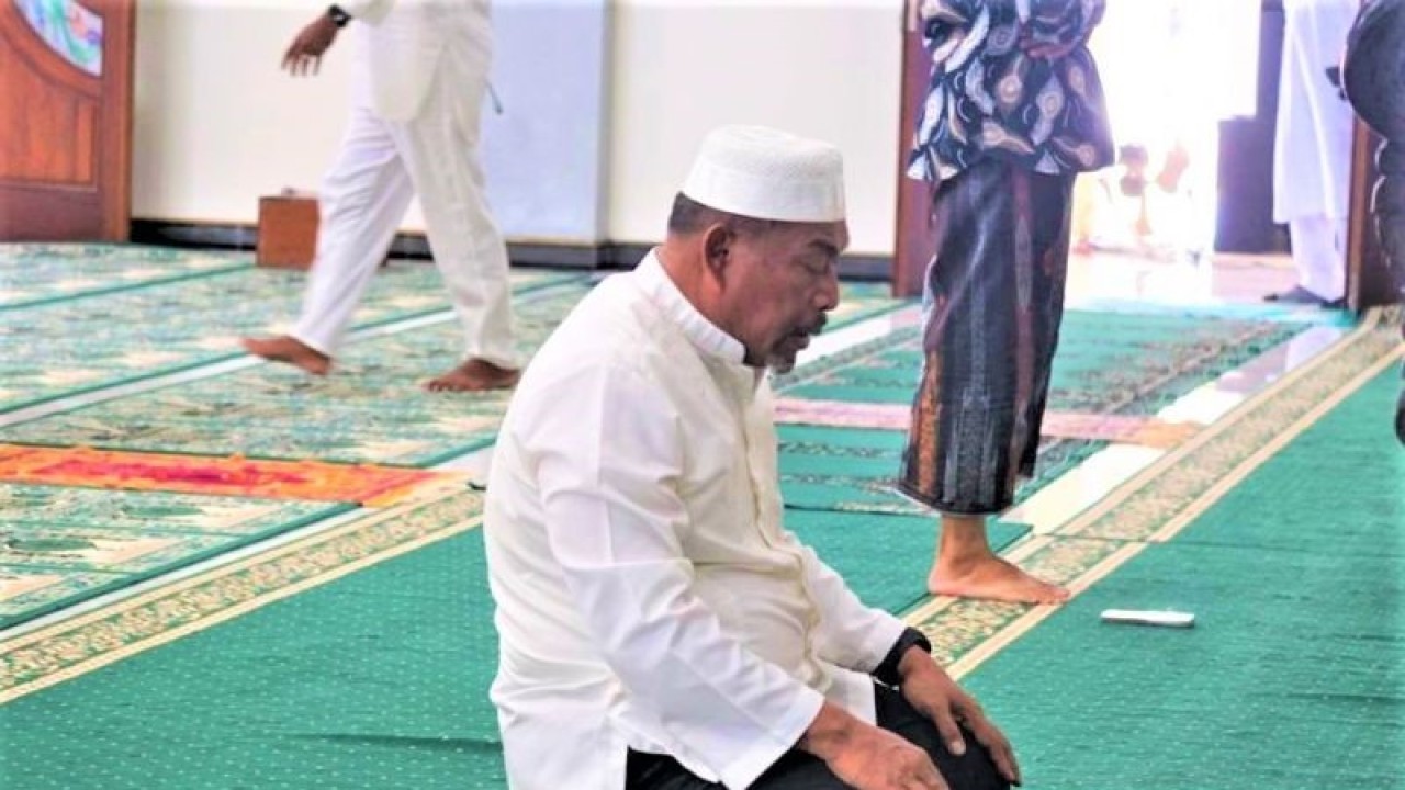 Gubernur Maluku Murad Ismail saat shalat di Masjid Al Muhajirin, Dusun Ori Maluku tengah (Antara/HO-Pemprovmaluku)