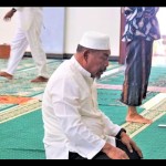 Gubernur Maluku Murad Ismail saat shalat di Masjid Al Muhajirin, Dusun Ori Maluku tengah (Antara/HO-Pemprovmaluku)-1682505208