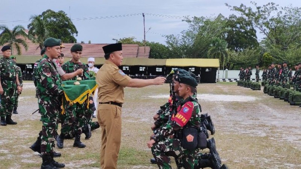Dokumentasi - Gubernur Kalteng Sugianto Sabran melakukan proses tampung tawar kepada para prajurit yang tergabung dalam Satgas Operasi Pam Obvitnas PT Freeport Indonesia, Palangka Raya, Kamis, (30/3/2023). (ANTARA/Muhammad Arif Hidayat)
