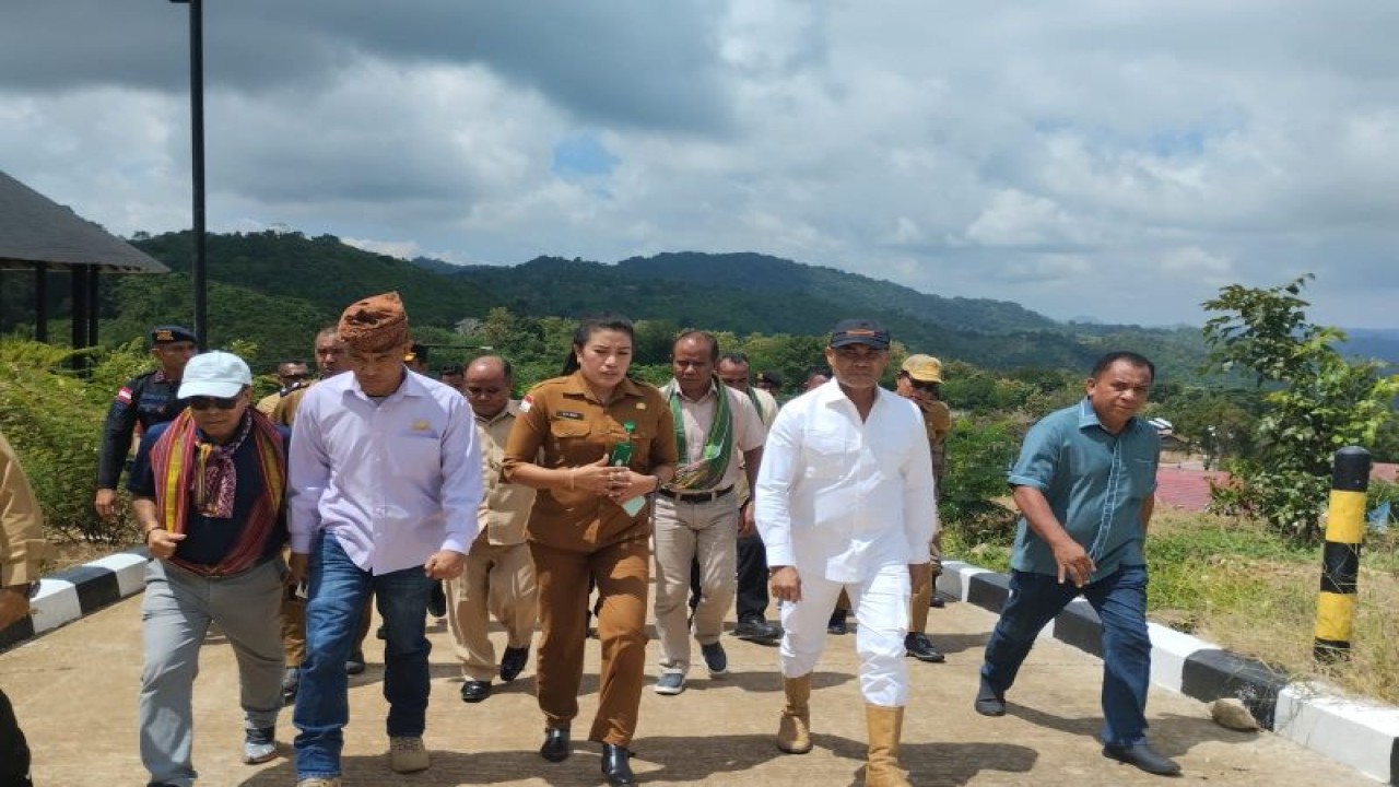 Gubernur NTT Viktor Bungtilu Laiskodat (kedua kanan) saat melakukan kunjungan kerja ke wilayah Kabupaten Timor Tengah Utara, Pulau Timor. (ANTARA/HO-Biro Humas Setda Provinsi NTT)