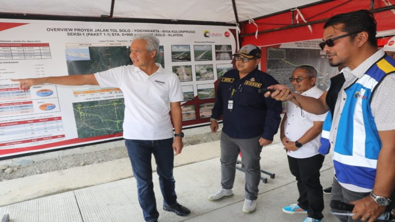 Gubernur Jawa Tengah Ganjar Pranowo mengecek kesiapan Jalan Tol Solo-Yogyakarta Seksi 1 Kartasura-Purwomartani sebagai jalur fungsional arus mudik lebaran, Surakarta, Sabtu (8/4/2023). (ANTARA/HO-Humas Pemprov Jateng)