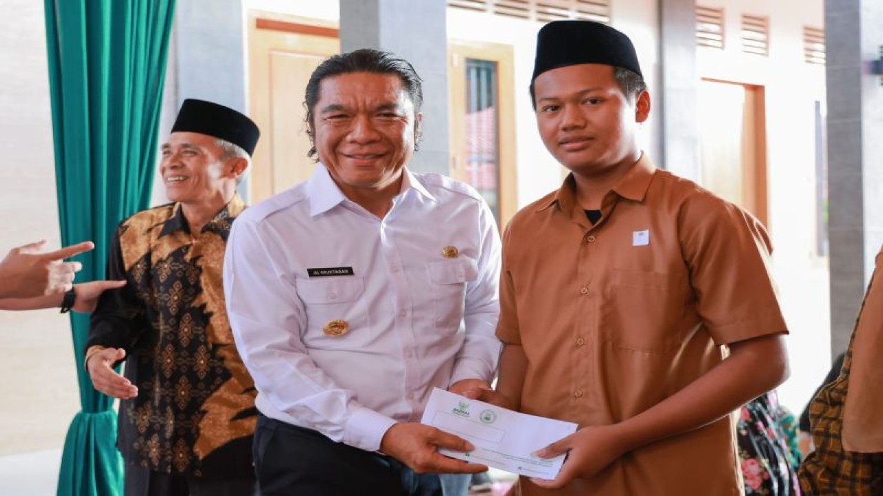 Penjabat Gubermur Banten Al Muktabar memberikan bantuan kepada Yayasan Panti Asuhan Putra Asih, Kelurahan Suka Asih, Kecamatan Tangerang, Kota Tangerang, Rabu (4/12/2023). ANTARA/Mulyana