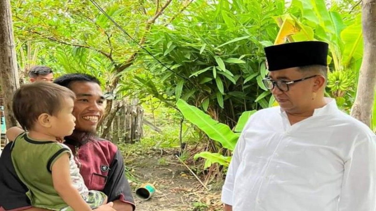 Penjabat Gubernur Sulbar Akmal Malik memberikan bantuan kepada masyarakat yang berpotensi mengalami kemiskinan ekstrim di Mamuju, Senin (25/4/2023). ANTARA/M Faisal Hanapi