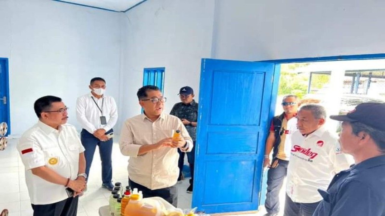 Penjabat Gubernur Sulbar, Akmal Malik meninjau pengolahan minyak Mandar yang terdapat di Kabupaten Majene sebagai sentra produksi minyak goreng lokal tersebut dapat menjadi produk unggulan di Sulbar, Rabu (05/4/2023) ANTARA Foto/ M Faisal Hanapi