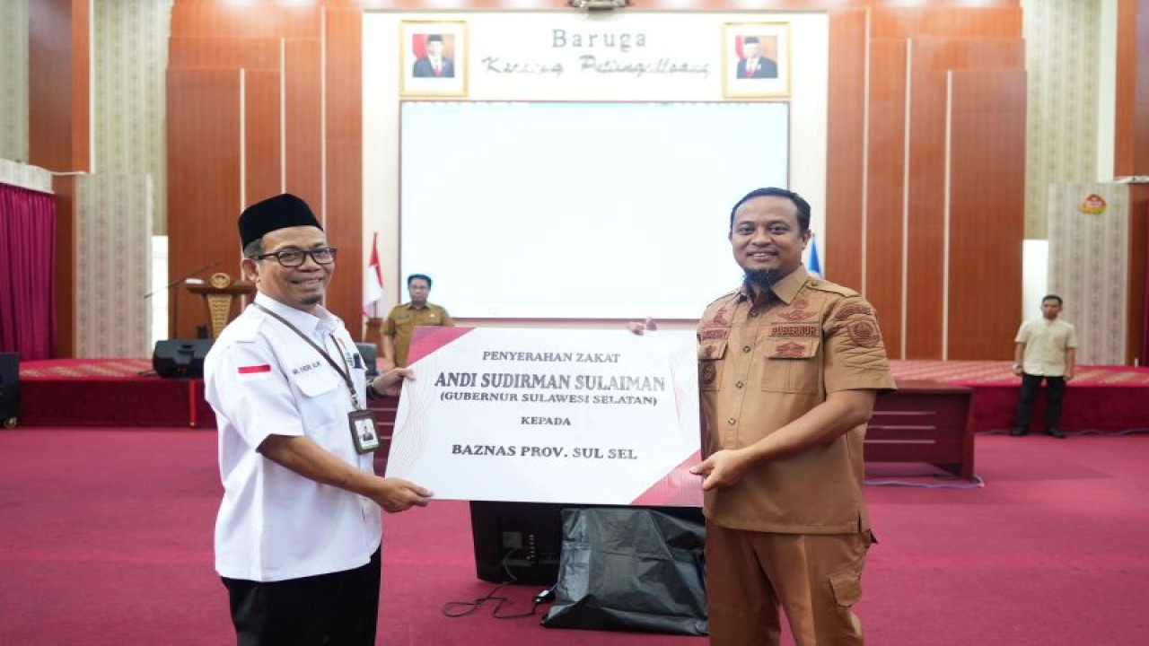 Gubernur Sulsel Andi Sudirman Sulaiman menyerahkan zakatnya ke Baznas Sulsel.ANTARA/HO-Humas Pemprov Sulsel