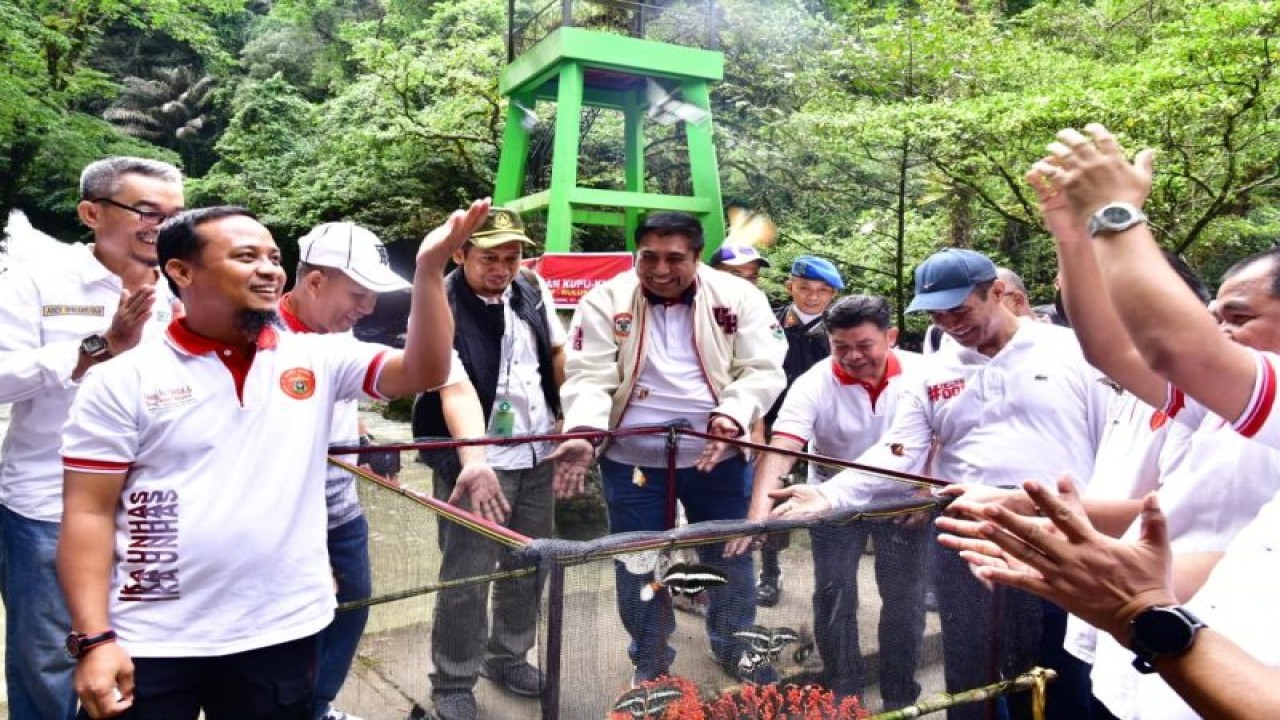 Gubernur Sulsel Andi Sudirman Sulaiman (kiri) melepas spesies kupu-kupu di Kawasan Alam Bantimurung, Kabupaten Maros.ANTARA/HO-Humas Pemprov Sulsel.
