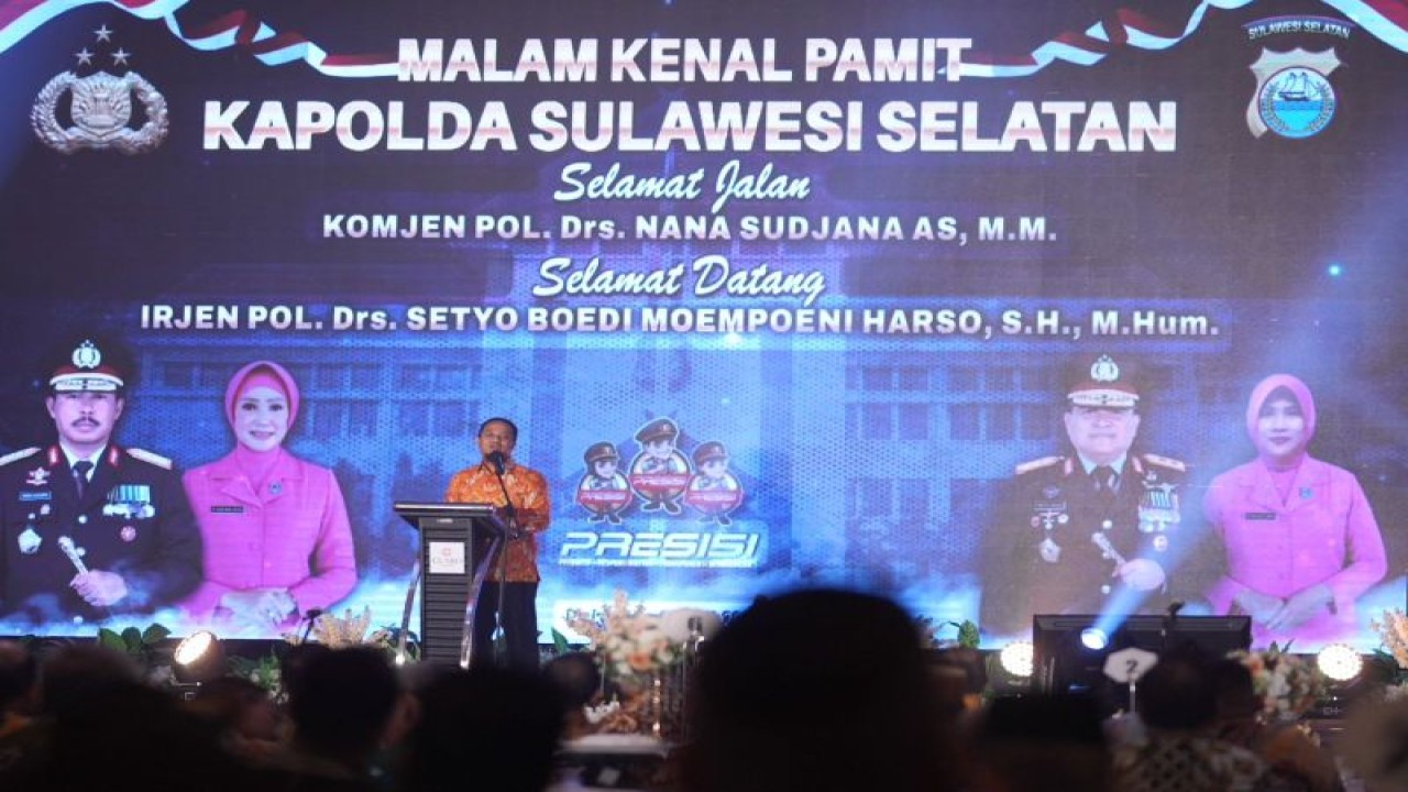 Gubernur Sulsel Andi Sudirman Sulaiman memberikan sambutan selamat datang kepada Kapolda Sulsel Irjen Setyo Boedi Moempoeni Harso pada acara kenal pamit di Makassar, Senin malam (3/4/2023).ANTARA/HO-Humas Pemprov Sulsel